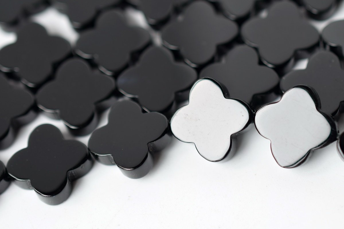 15.5" 12mm Black onyx/agate four leaf clover/quatrefoil beads
